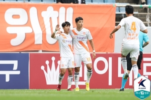 &apos;이정협 결승골&apos; K리그1 강원, 제주 2-1 꺾고 5위 도약