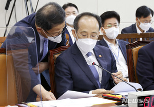 3高에 휘청이는 서민…기재부 국감, &apos;韓 경제 위기&apos; 쟁점