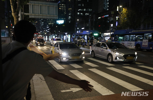 심야택시 호출료 올려 기사 처우개선…택시대란 사라지나