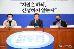 만화예술인 만난 이재명 "창작의 자유 억압? 韓 문화산업 결국 도태"