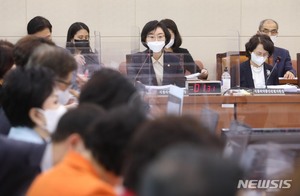 與, 야권 마스크 청탁 의혹 집중 제기…식약처 국장 "민원 상담"