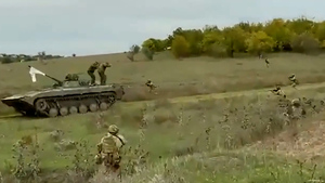 우크라군 진격작전…러시아 탱크 백기 투항(영상)