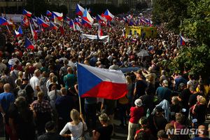 체코 프라하에서 주말 수천명 반정부 시위 .. 물가고 항의