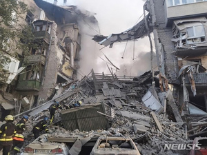 러시아, 크름대교 폭발 보복 자포리자 공격...최소 17명 숨져
