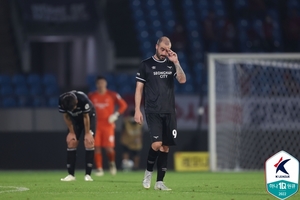 내우외환 성남FC, 2부리그 강등…김천과 무승부