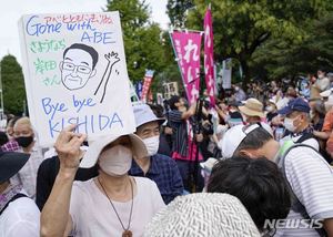 일본, 기시다 총리 내각 지지율, 38%로 3개월 연속 최저치…데드크로스