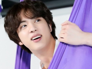 ‘Jin version Tinkerbell’ 방탄소년단 진, 버둥버둥 But 유연성 최고 플라잉 요가 ‘인생샷 미소’로 요정미 발산