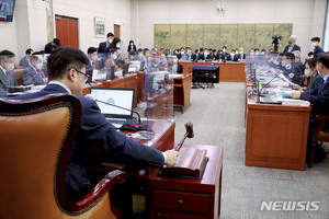 윤석열차 사태…野 "블랙리스트 부활" 문체부 "작품 문제삼은 것 아냐"(종합)