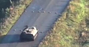 얼빠진 러시아 장갑차…지뢰밭 셀프 진입 ‘쾅’(영상)