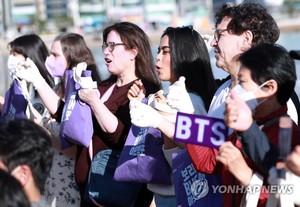 BTS 따라 아미도 부산행…"팬 된 이유? &apos;나 자신 사랑하라&apos; 알려줘"