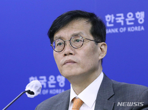 &apos;포워드가이던스&apos; 비판에 이창용 "FOMC 결정 전제조건"