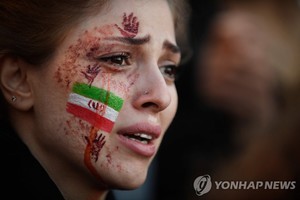 이란 히잡 의문사 시위 한 달…10·20대, 여성이 주도