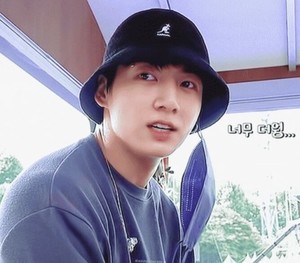 "BTS 정국이 쓴 모자 1000만원에 판다"…외교부 직원 글 논란