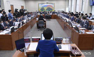 정무위 산업은행 국감, &apos;여야 반말·고성&apos;에 파행(종합)