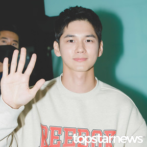 [HD포토] 옹성우, ‘손보다 작은 소멸직전 얼굴크기’ (리복)