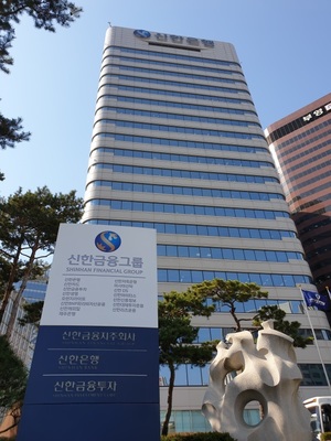 신한지주, 부동산PF 우려에 "총여신 2% 수준 관리"