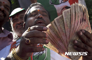 인도 루피, 달러에 대해 최저권 약세...美 금리인상·무역적자 여파