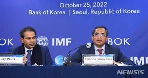 IMF국장 "한은, 인플레이션 정면 대응해야"