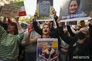 &apos;히잡 의문사&apos; 아미니 사망 40일째…이란 대학 곳곳서 항의시위