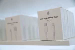 아이폰15에 &apos;USB-C&apos; 탑재 실현되나…애플 "EU 결정 존중할 것"