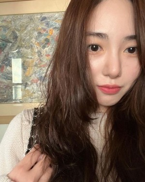 AOA 출신 권민아, 활동 재개…로이 뮤비 여주인공 출연