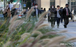 비경제활동인구 비중 2000년來 &apos;최저&apos;…고령화에 60세 이상만 늘어