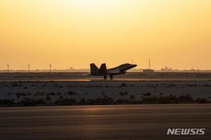 미군, 日오키나와 가데나 기지에 F-22 잠정 배치…6개월 파견