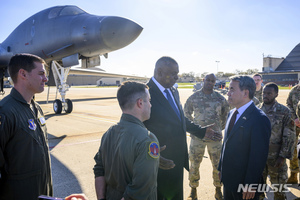 &apos;죽음의 백조&apos; B-1B 앞에서 대화하는 한-미 국방장관 [뉴시스Pic]