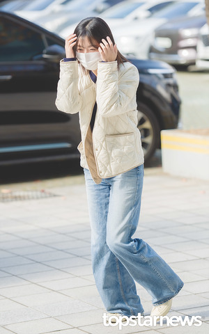 [HD포토] 신은수, ‘출근길 포토타임 부끄러워요~’ (최화정의 파워타임 출근길)