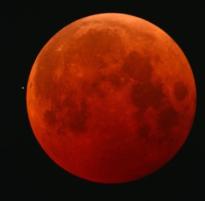 개기일식 마무리…붉은 달이 천왕성을 삼키기 직전 장면도 포착돼