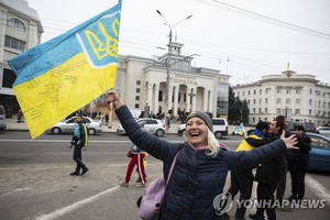 해방된 헤르손 축제분위기…"물·전기 다 끊겼지만 회복할 것"(러시아 우크라이나 전쟁)