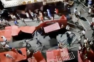 코로나 봉쇄 불만 폭발… 경찰차 뒤엎고 거리시위(영상)