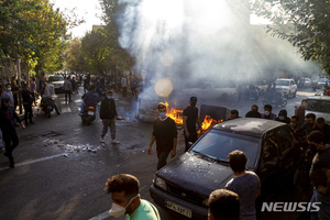 이란 경찰, 테헤란 지하철역서 총격·여성 구타…전국 6명 사망