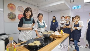 "녹두김치전 맛있어요" 홍콩서 가정식 김치 요리 교실