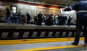 이란 지하철역에 울린 총성…진압용 총 발포에 女구타도(영상)
