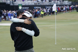 약혼자와 기쁨 나누는 리디아 고 &apos;LPGA 투어 시즌 최종전 우승&apos; [뉴시스Pic]