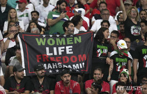 이란 대표팀 국가제창 거부, 반정부 시위 지지