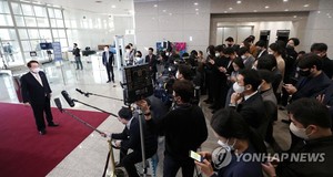 윤석열 대통령, 비속어 논란 끝에 도어스테핑 194일만 중단…"MBC에 조치 검토"