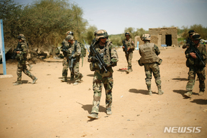 말리에서 유엔평화유지군 사제폭발물 피습.. 3명 부상