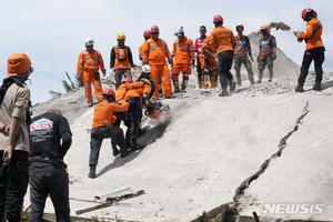 건물 잔해에서 시신 대거 발견…印尼 지진 사망, 최소 252명(종합)
