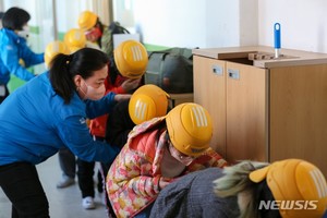 현대건설, 포항 초등학교에 어린이용 &apos;재난 경안전모&apos; 전달