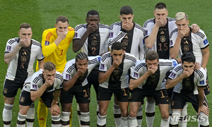 독일 선수들, &apos;무지개 완장&apos; 금지에 단체사진 촬영하며 입 가려