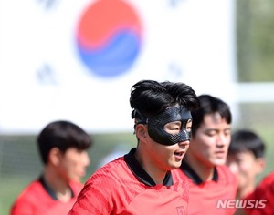 &apos;마스크맨&apos; 손흥민, 우루과이전 선발…수아레스와 맞대결