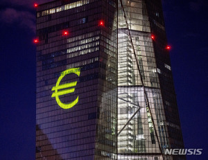 ECB 이사 "재정 지출 확대로 큰 폭의 금리 인상 필요"