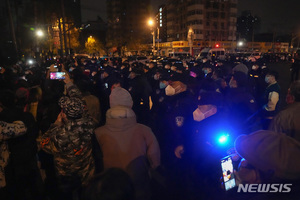 中 코로나 봉쇄 항의 시위 베이징까지 확산..."독재 필요 없다"