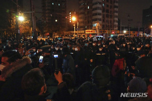 中, 봉쇄 불만 커지는 와중에 코로나19 환자 급증 딜레마