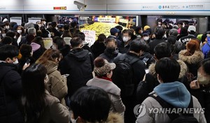 서울 지하철 노사 협상 타결…파업 종료→첫차 정상운행