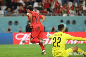 &apos;황희찬 결승골&apos; 한국, 원정 두 번째 16강…포르투갈에 2-1 역전승