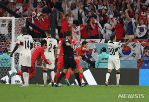 &apos;황희찬 결승골&apos; 한국, 원정 두 번째 16강…포르투갈에 2-1 역전승(종합)