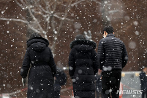 [오늘 전국 날씨] 전국 흐리고 중부 비 또는 눈…추위는 주춤